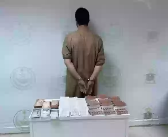 القبض على مقيم بمهنة صيدلي امتهن ترويج الأقراص في السعودية